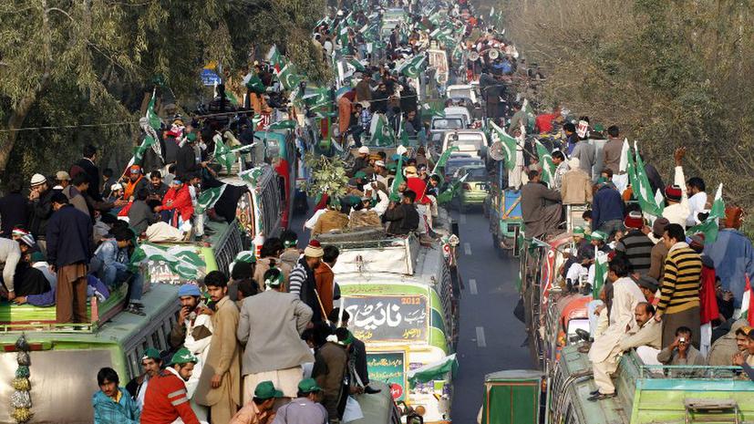Пакистанский проповедник ведет тысячи сторонников на Исламабад, требуя политических реформ