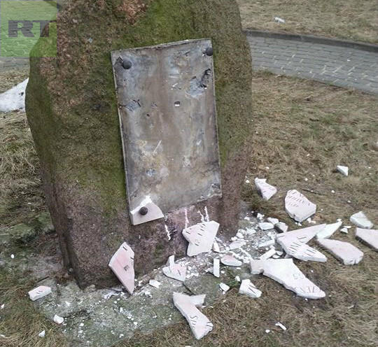 В Польше вандалы уничтожили памятную плиту советским воинам-освободителям