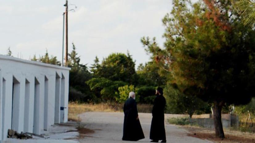 Евротройка требует лишить греческих священников денег