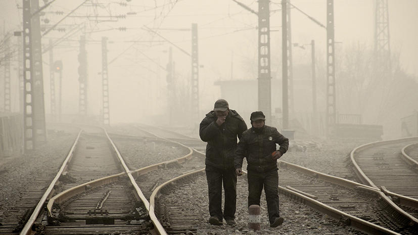 Из-за смога жители Пекина вынуждены ходить в противогазах даже дома