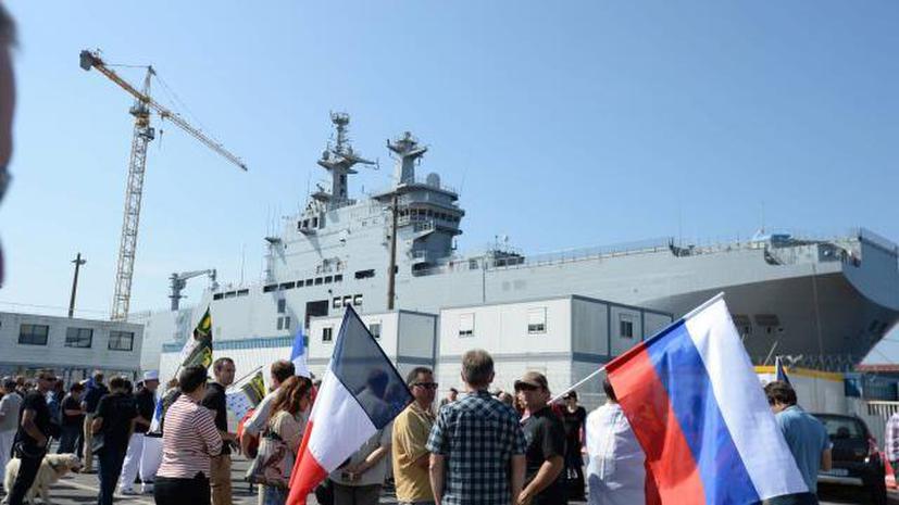 Во Франции прошла акция в поддержку передачи России вертолётоносцев «Мистраль»