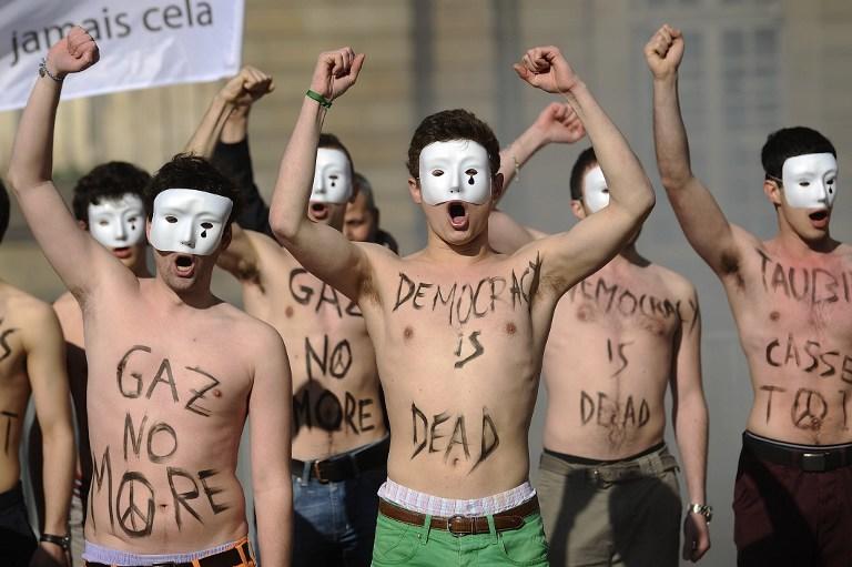 От FEMEN к Hommen: Французские мужчины обнажаются в борьбе против однополых браков