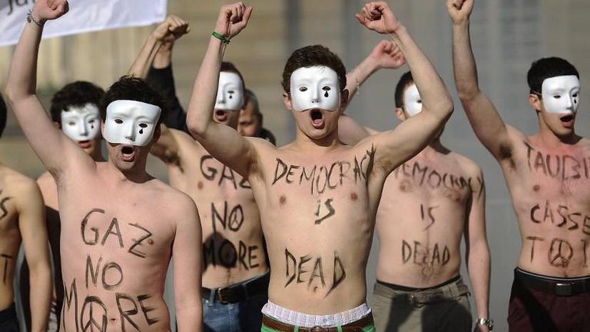 От FEMEN к Hommen: Французские мужчины обнажаются в борьбе против однополых браков