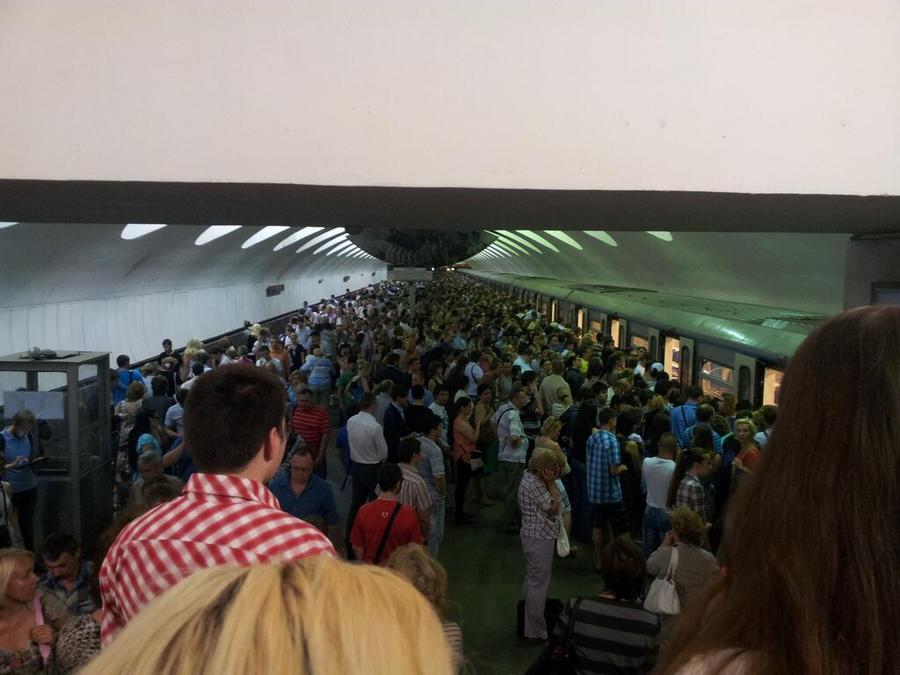 В московском метро в час пик снова застрял поезд с людьми