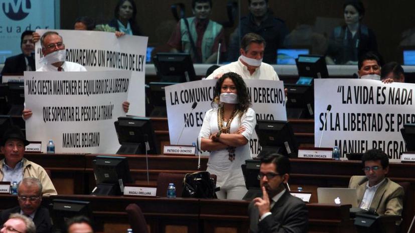 В Эквадоре одобрен «закон-кляп» о контроле над СМИ