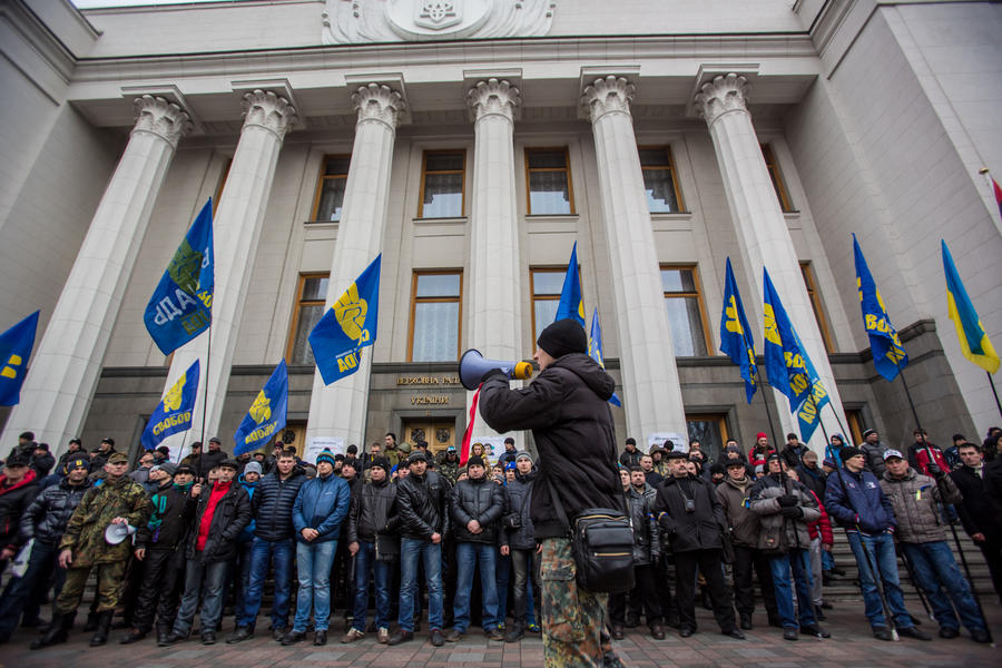 Власти Украины требуют до конца вторника прекратить в стране вещание российских каналов