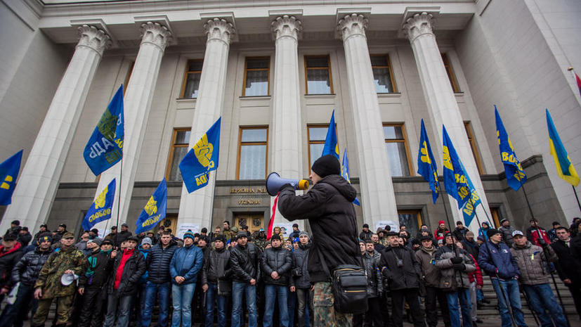 Власти Украины требуют до конца вторника прекратить в стране вещание российских каналов