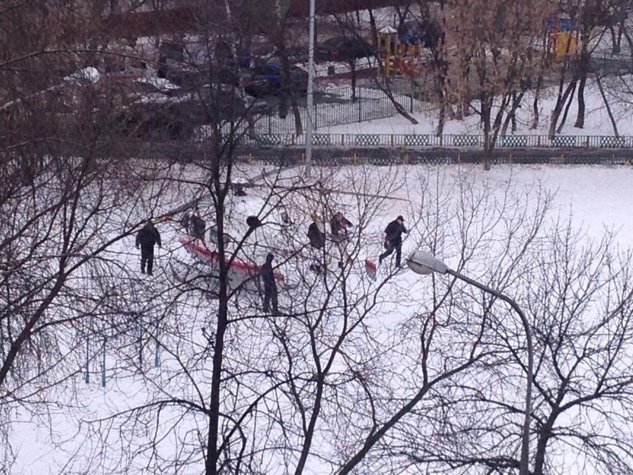 В московской школе мужчина расстрелял сотрудника полиции и захватил школьников в заложники