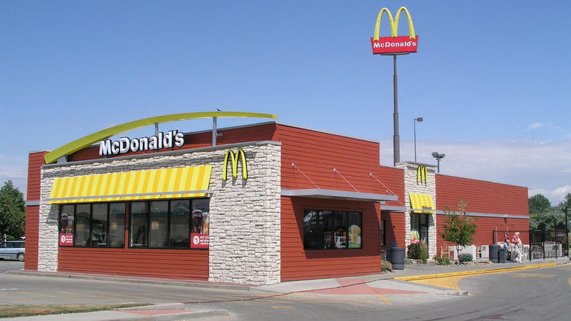 Англичанку оштрафовали за визит в McDonald's на пони