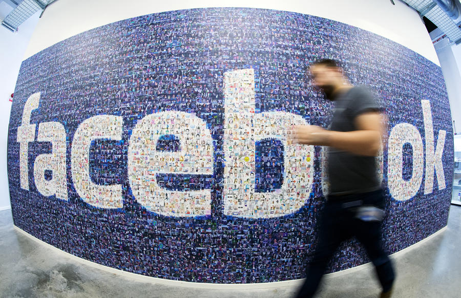 Британец решил лично встретиться с каждым из 730 своих друзей в Facebook