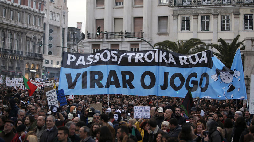 В Португалии десятки тысяч протестуют против мер жесткой экономии