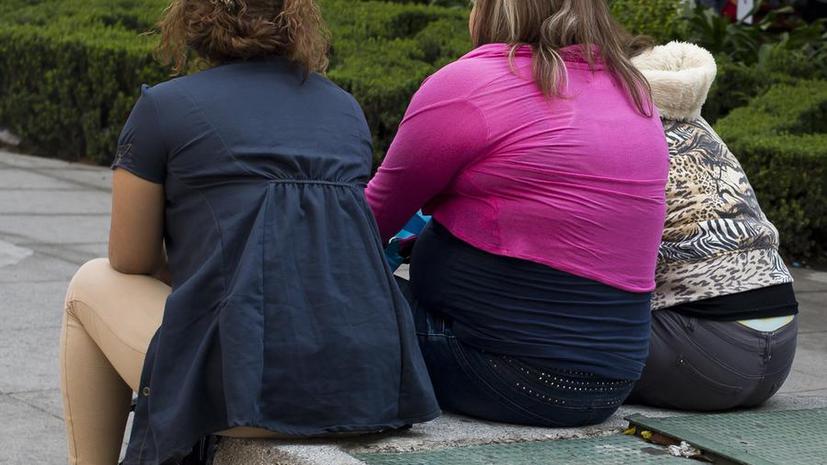 Британские врачи тренируются перед работой, наряжаясь в толстяков