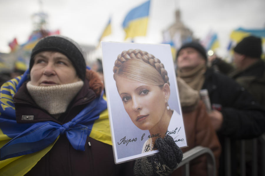 Юлия Тимошенко покинула больницу в Харькове и едет на Майдан
