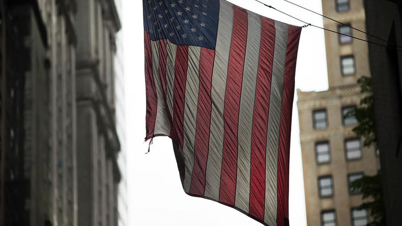 Американский политолог: США лишь поддерживают иллюзию роста собственной экономики