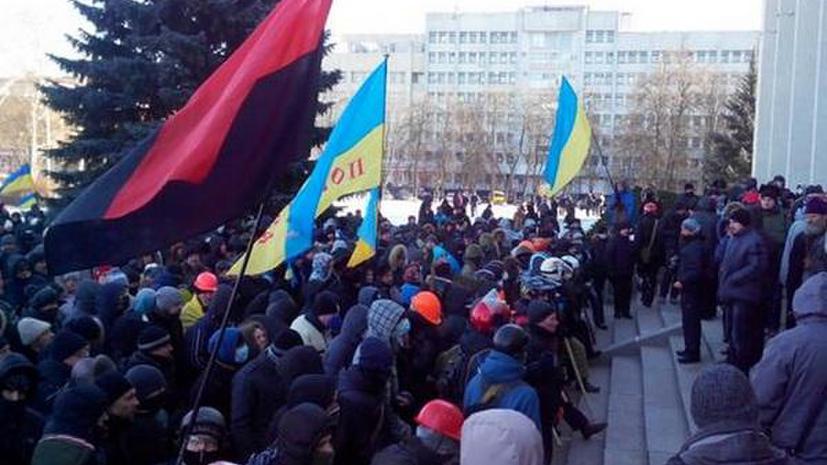 Митингующие захватили зал заседаний облсовета в Полтаве