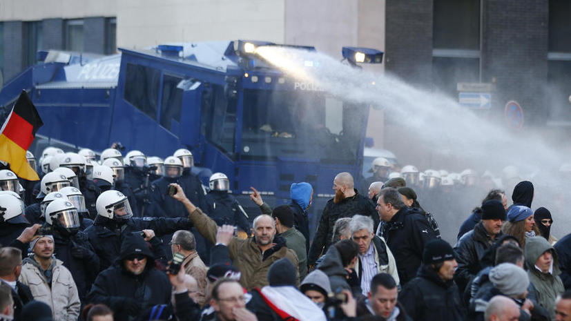 Демонстрация против исламизации в Кёльне переросла в беспорядки, при разгоне ранены полицейские