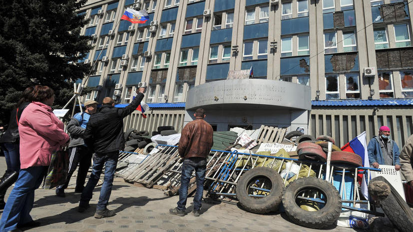 Более 50 человек без оружия вышли из здания СБУ в Луганске после переговоров