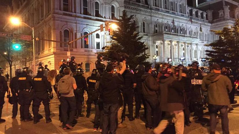В Балтиморе шести полицейским предъявлены обвинения в связи с гибелью Фредди Грея