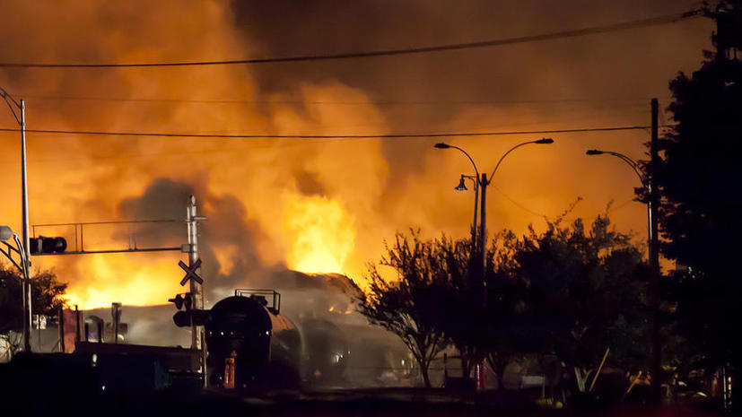 Канадские железнодорожники винят пожарных в крушении нефтяного состава