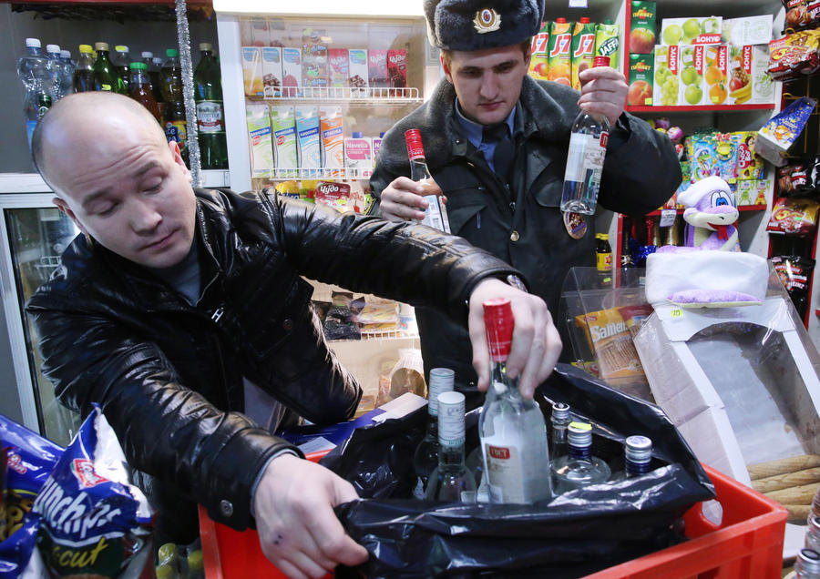 В Москве изъято 100 тыс. единиц элитного алкоголя сомнительного происхождения