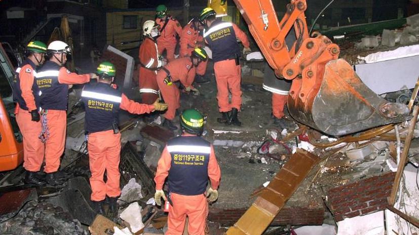 В Южной Корее рухнуло здание, под завалами могут оставаться до 20-ти человек