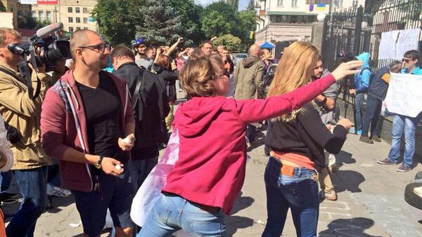 Атака российского посольства в Киеве украинскими экстремистами - фото с места события