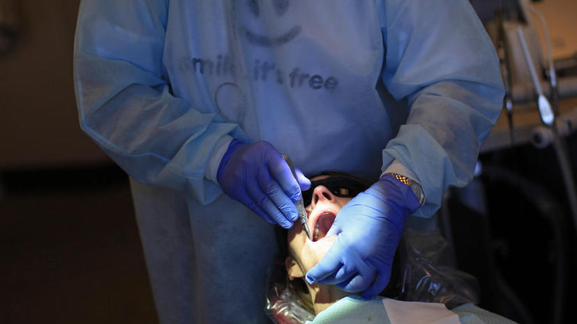 Рассерженный стоматолог вырвал у пациентки все вставленные зубы