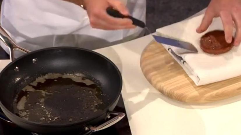 Гамбургер из пробирки «напоминает мясо», но безвкусен