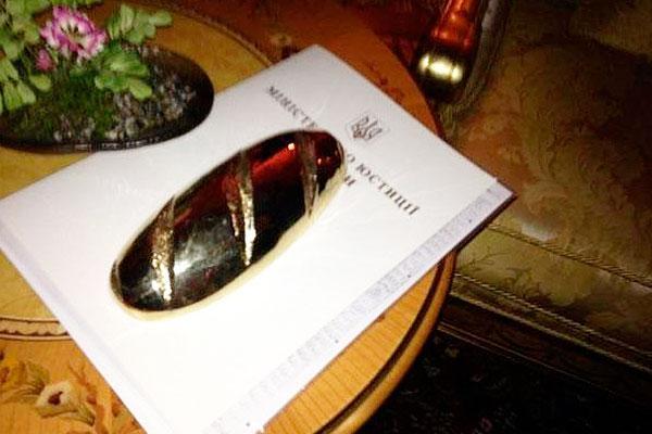 СМИ: Кража золотого батона Виктора Януковича олицетворяет неудачи «майдана»