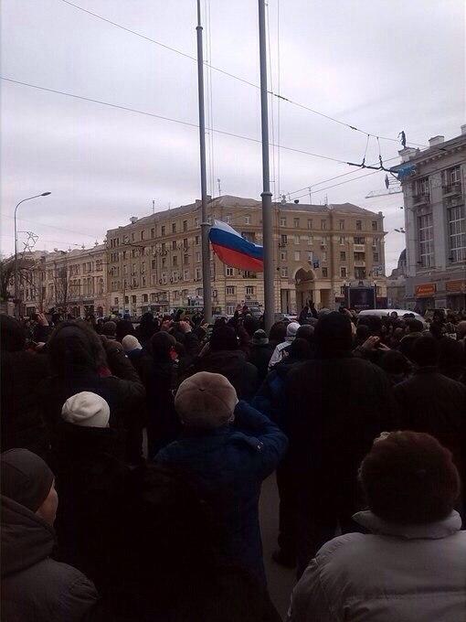 У здания Харьковской горадминистрации водрузили российский флаг