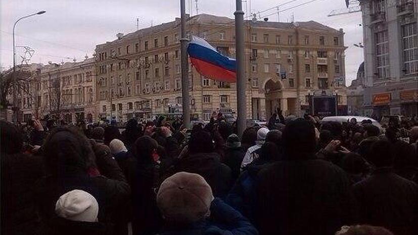 У здания Харьковской горадминистрации водрузили российский флаг