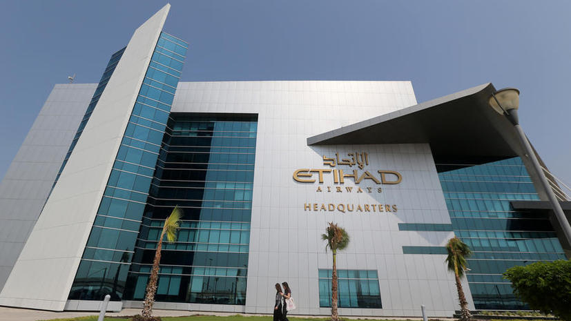 Летающие няни: Etihad Airways выделит стюардесс для присмотра за детьми