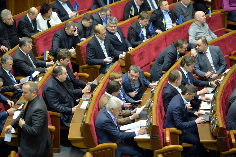 Верховная рада уволила судей КС и назначила новых силовиков