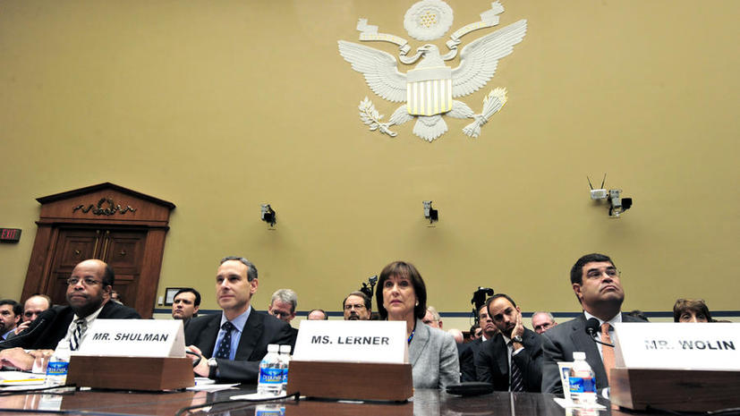 Вторую сотрудницу налоговой службы США отстранили от должности из-за скандала