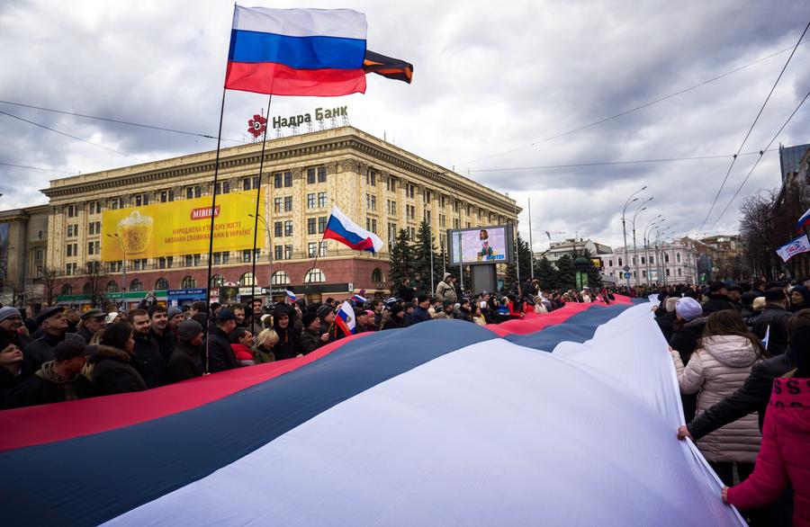 Жители востока Украины проводят митинги в поддержку Крыма и выражают недоверие новым властям страны