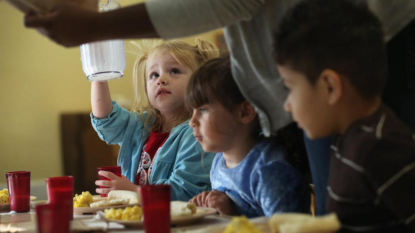 Голодных школьников в США заставляют выкидывать обеды