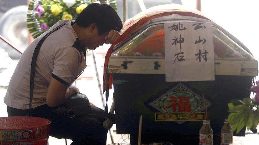 Умереть живым: В Китае для того, чтобы научиться ценить жизнь, ложатся в гроб