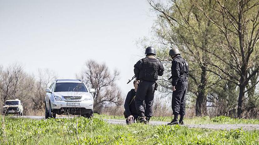 Украинские военные поставили на колени журналиста из России