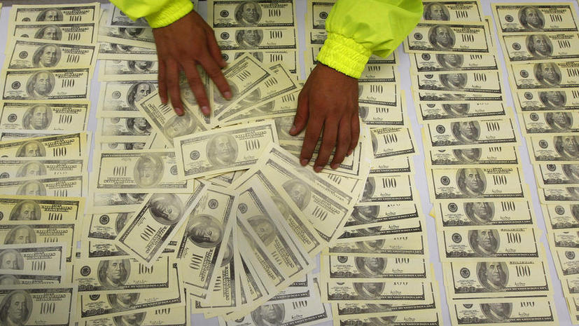 Девочка в США принесла в школу рюкзак долларов: она раздала одноклассникам $20 тыс.