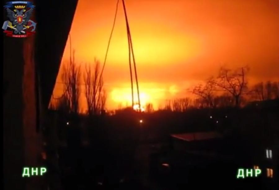 В соцсетях расходится видео мощного взрыва в Донецке