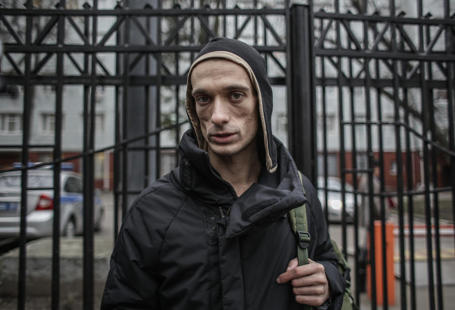 Скандально известный художник Петр Павленский задержан в Петербурге за поджог покрышек