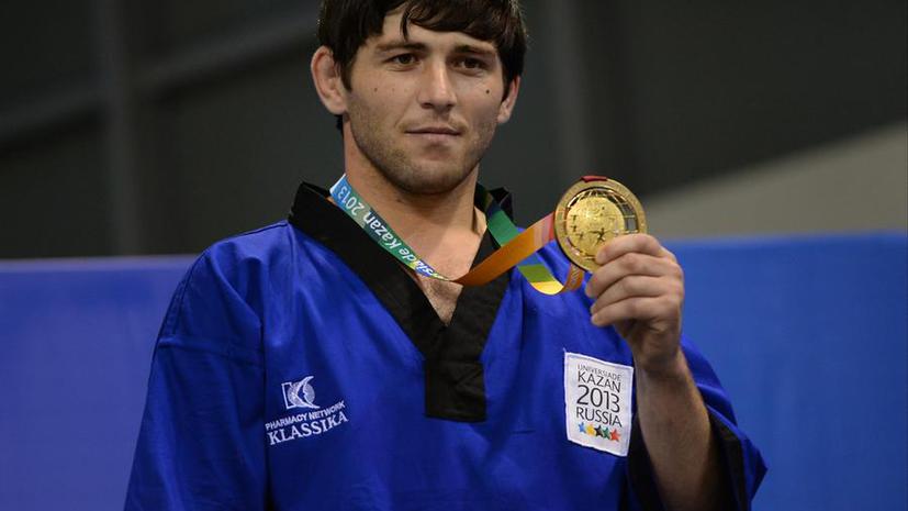 Российский борец на поясах разбил собственную золотую медаль