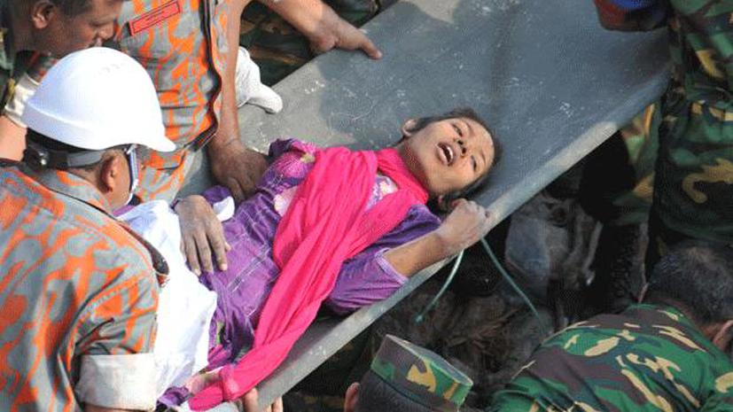 Женщина выжила, пролежав две недели под завалами фабрики в Бангладеш