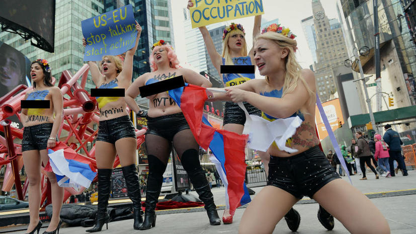 Лидер FEMEN разорвала российский флаг в центре Нью-Йорка