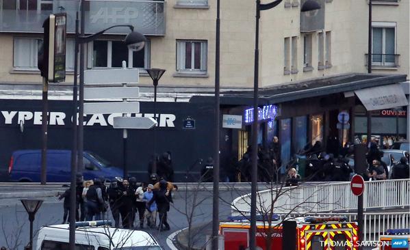 Подозреваемые в нападении на Charlie Hebdo убиты, четыре заложника погибли в магазине