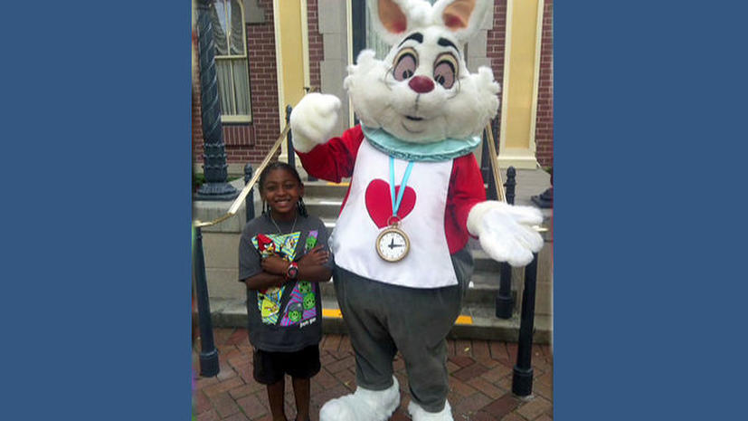 Белый кролик-расист из Диснейленда отказывается обнимать чернокожих детей