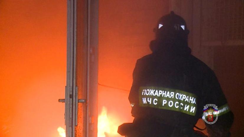 МЧС: В результате пожара в жилом доме на севере Москвы погиб человек