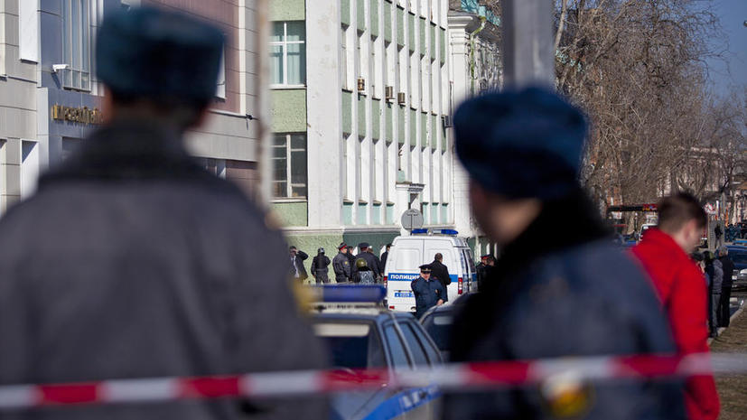 Вооружённый мужчина, захвативший заложников в белгородском банке, добровольно сдался