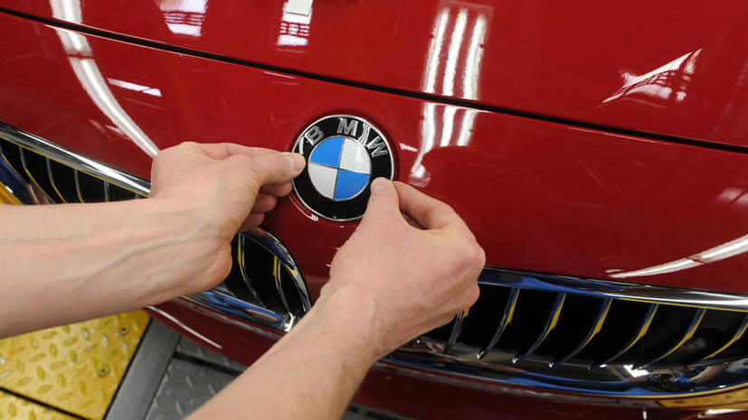Водителям новых BMW будут показывать рекламу