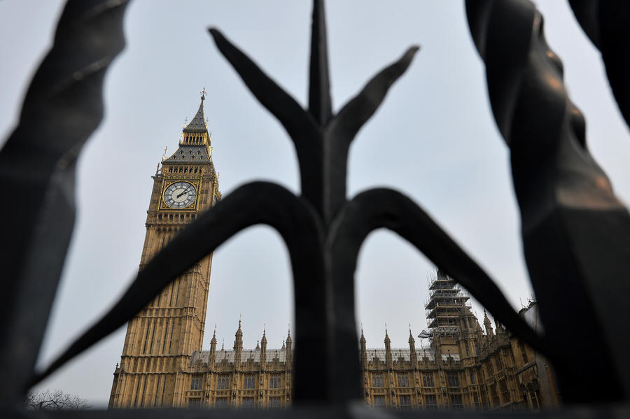 Британские парламентарии зарабатывают миллионы фунтов на стороне